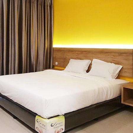 Oyo 90015 Platinum Guest House Medan Luaran gambar