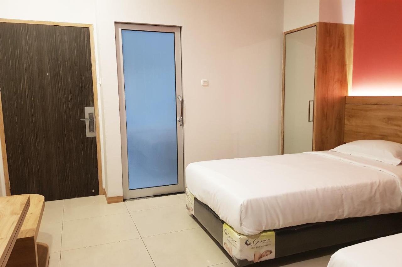 Oyo 90015 Platinum Guest House Medan Luaran gambar