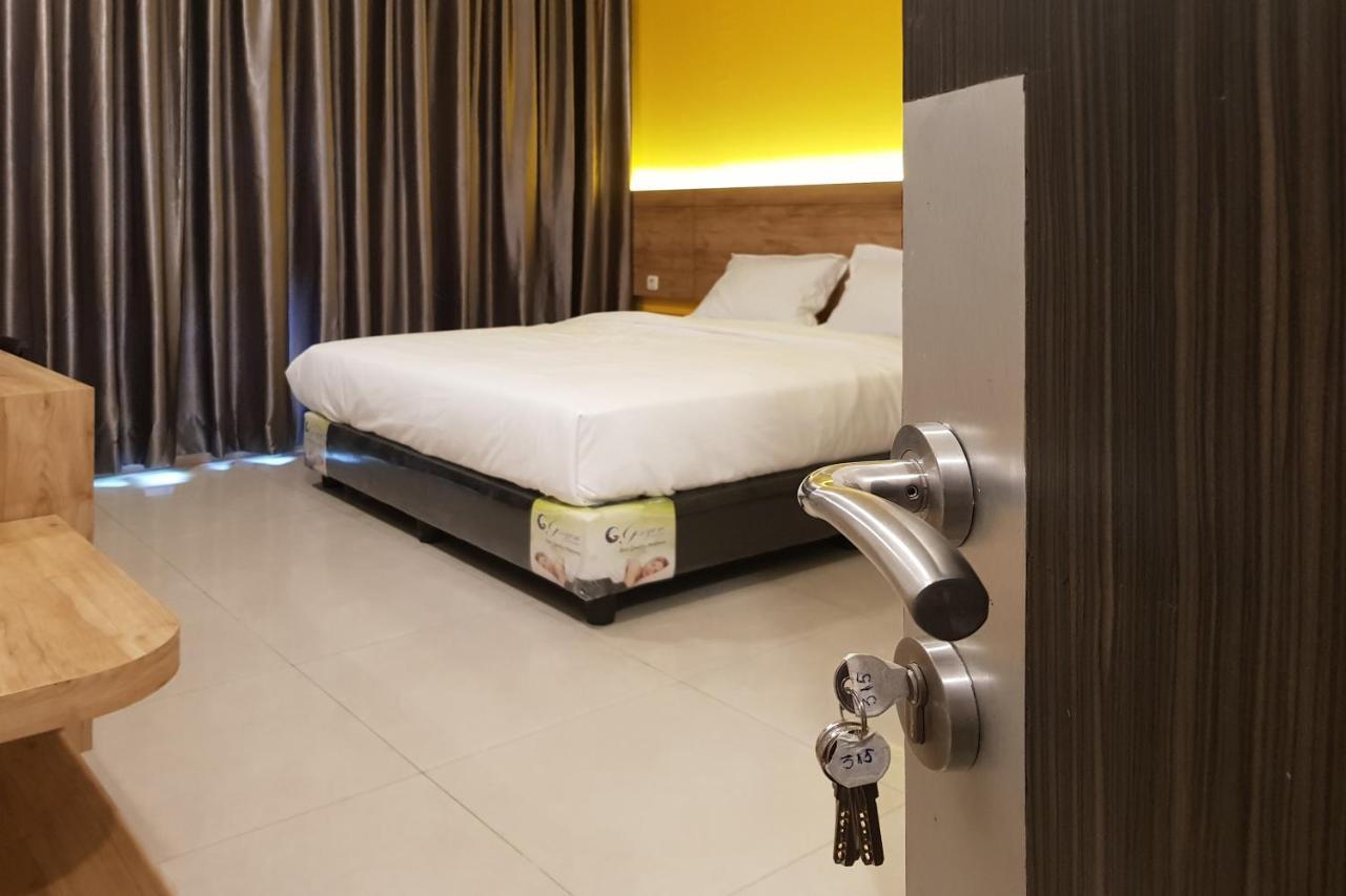Oyo 90015 Platinum Guest House Medan Luaran gambar