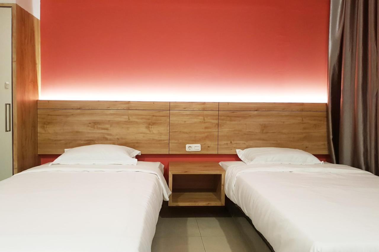 Oyo 90015 Platinum Guest House Medan Luaran gambar