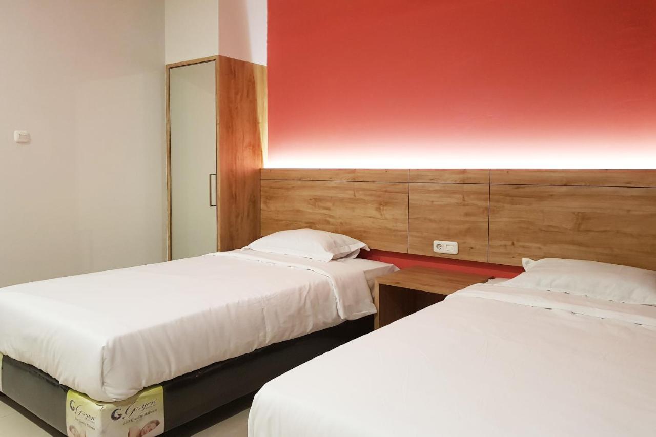 Oyo 90015 Platinum Guest House Medan Luaran gambar